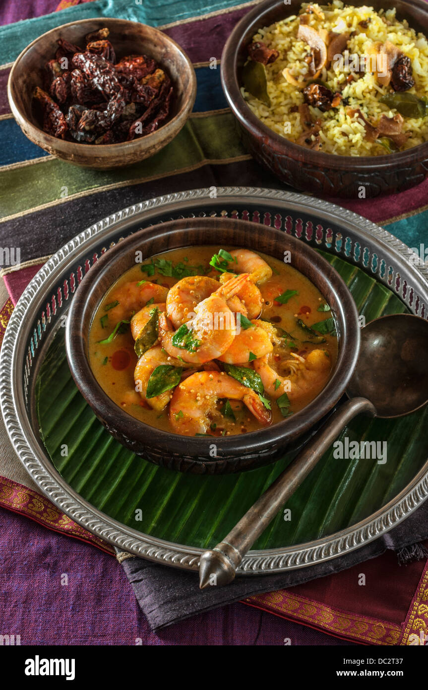 Chettinad gambas au curry. Les crevettes cuites avec des feuilles de cari, le tamarin et la noix de coco. Tamil Nadu India Food Banque D'Images