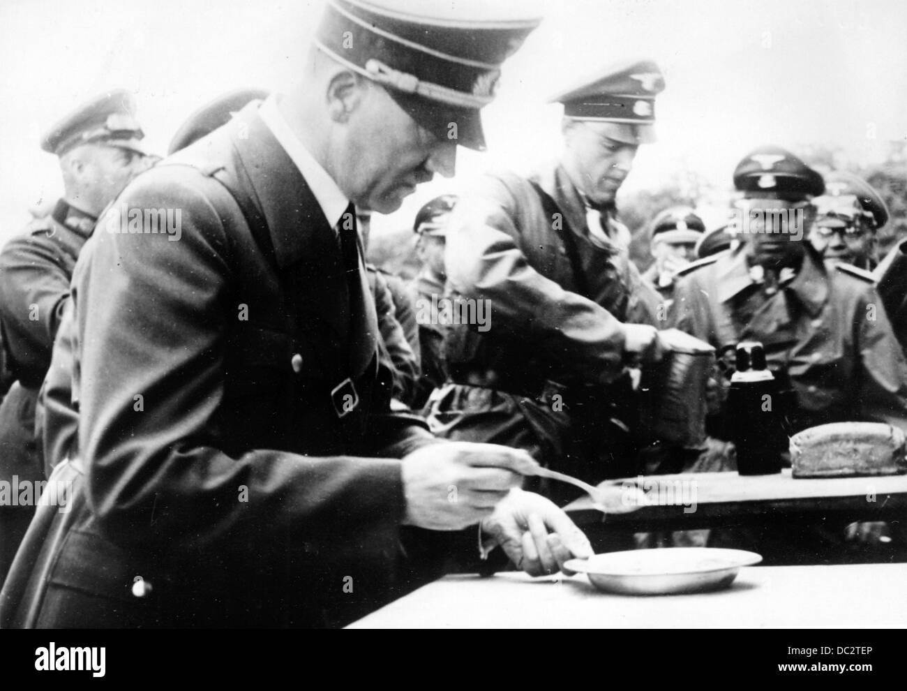 La propagande nazie! L'image montre Adolf Hitler lors d'une visite au front en mangeant un repas de soldat en avril 1941. Fotoarchiv für Zeitgeschichte Banque D'Images