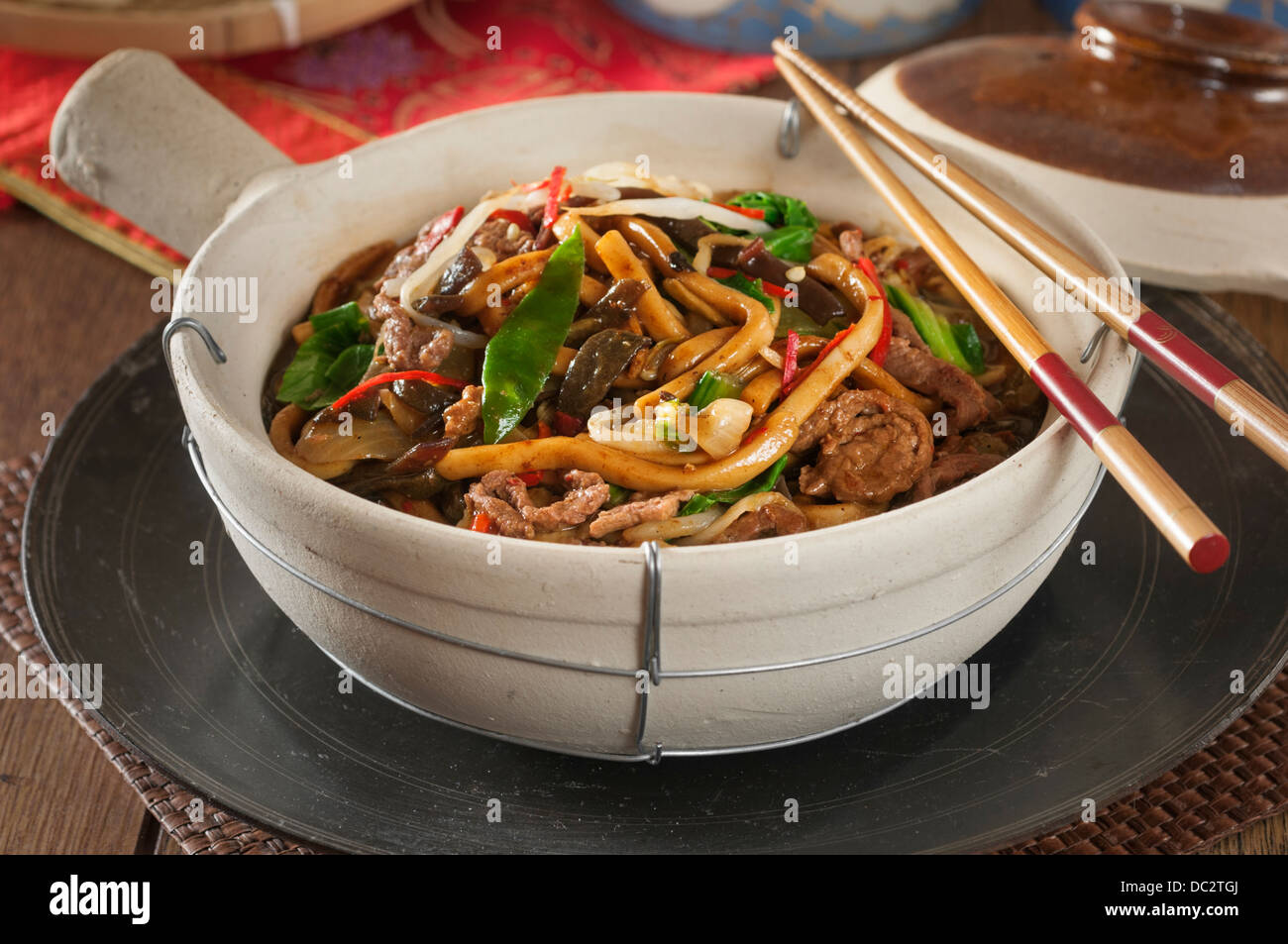 Shanghai nouilles boeuf dans un pot en argile Chinese Food Banque D'Images