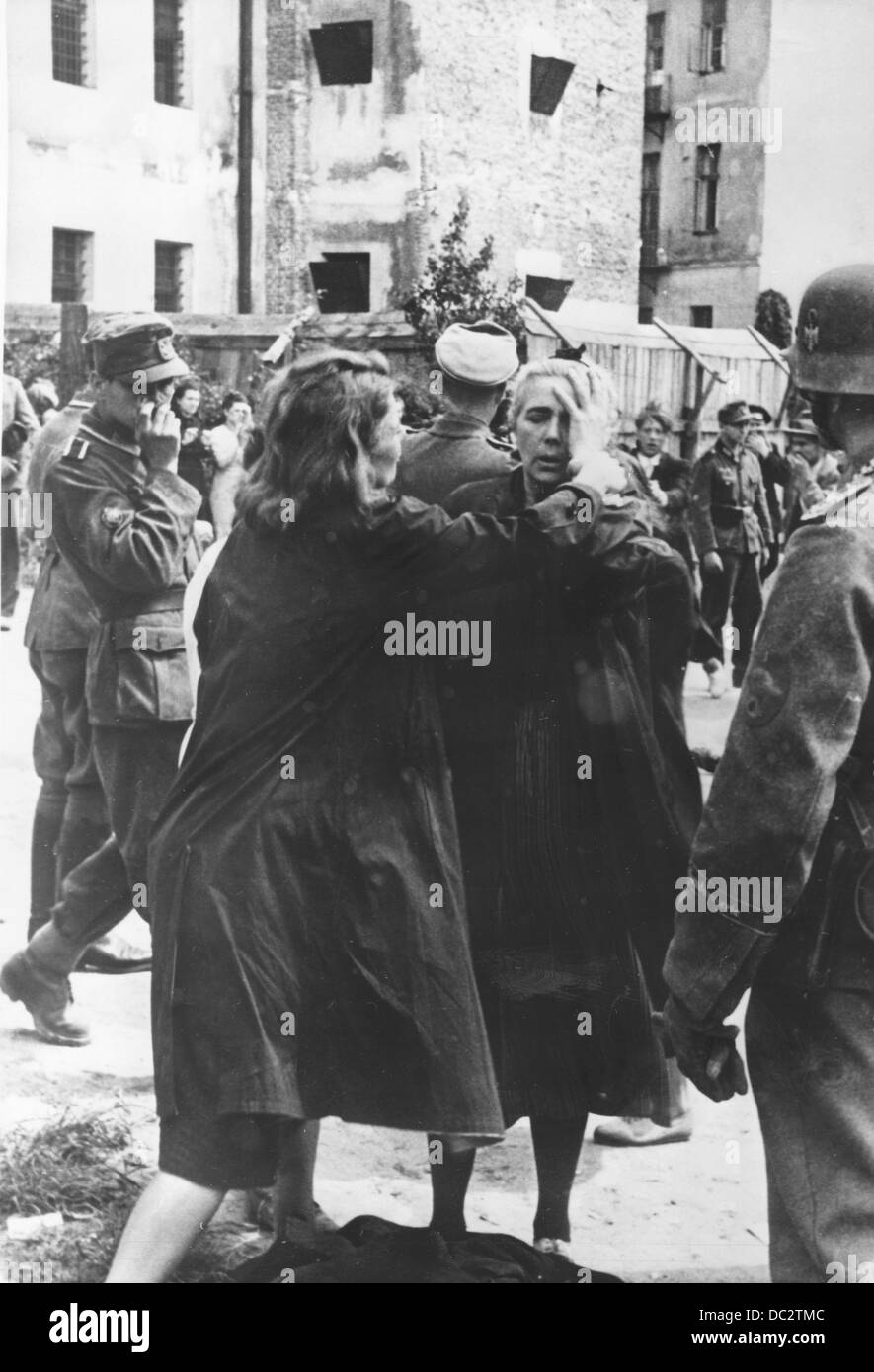 À la suite de l'attaque allemande contre l'Union soviétique le 22 juin 1941, la NKVD / GPU (police secrète soviétique) a commis des meurtres de masse sur ses prisonniers politiques dans la ville de Lviv (Lemberg), une ville occupée par l'Armée rouge. La propagande nazie! Au dos de l'image est daté du 5 juillet 1941: 'Lemberg après sa capture. Dans la prison GPU de Lemberg, 2-3000 Ukrainiens ont été massacrés par les Soviétiques. Des scènes dramatiques se déroulaient au sein de la population. » Fotoarchiv für Zeitgeschichte Banque D'Images