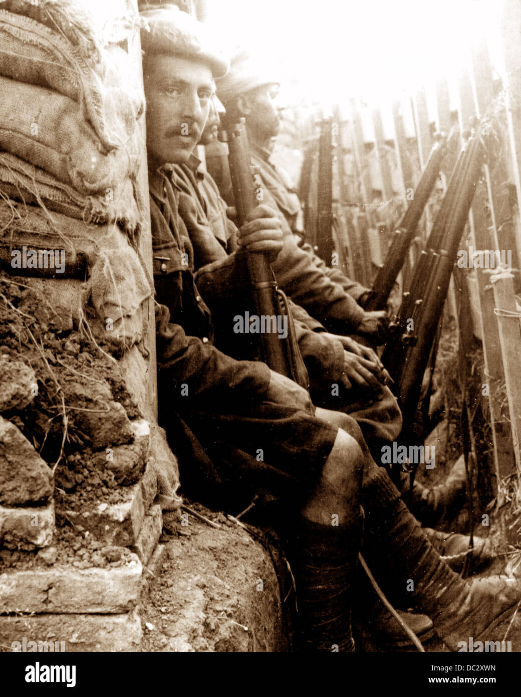 Black Watch et des soldats indiens dans une tranchée près de Calais dans WW1 Banque D'Images