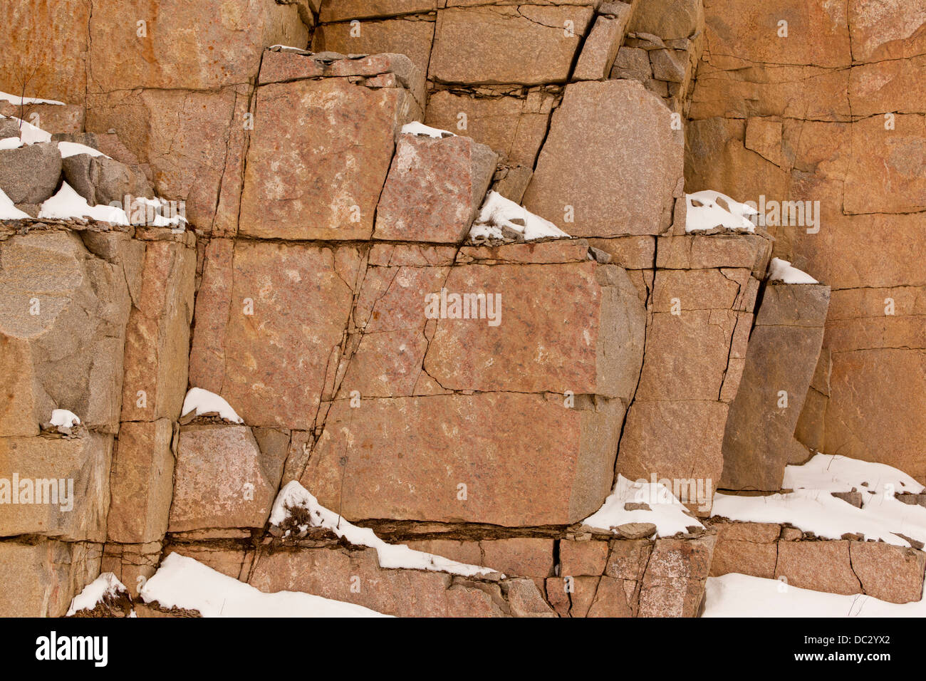 Un affleurement rocheux sur l'autoroute à Edmunston au Nouveau-Brunswick en hiver. Banque D'Images