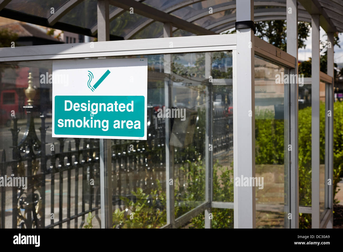 Espace fumeurs à l'extérieur de l'abri d'un immeuble de bureaux au Royaume-Uni Banque D'Images