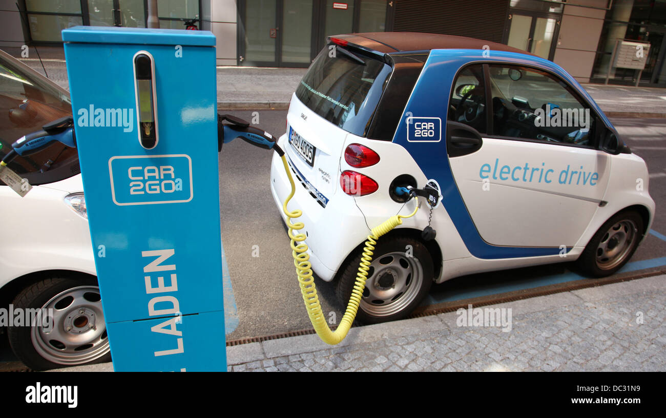 Une voiture électrique - une Smart pour deux - est stationnée à une station de chargement et de location de "Car2go", qui est une société d'autopartage administré par Daimler dans une rue de Berlin, près de la Potsdamer Platz (Place de Potsdam) en juillet 2013. Photo : Wolfram Steinberg dpa Banque D'Images