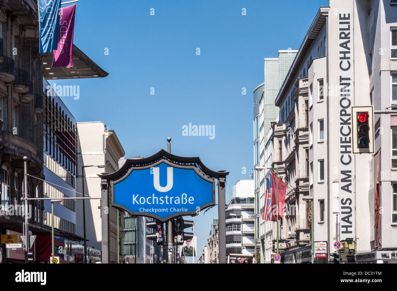 U-Bahn (métro) station Kochstrasse de Checkpoint Charlie et de Haus am Checkpoint Charlie (Musée du Mur) - Berlin Allemagne Banque D'Images