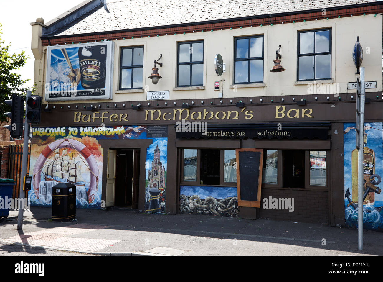 Mcmahon tampon bar anciennement le clarendon sur coin dockers sailortown  Belfast Irlande du Nord UK Photo Stock - Alamy