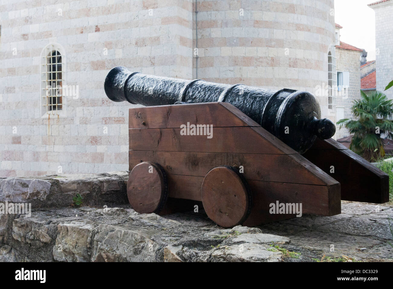 Petit canon au lieu de l'ancien fort dans la vieille ville de Budva au Monténégro Banque D'Images