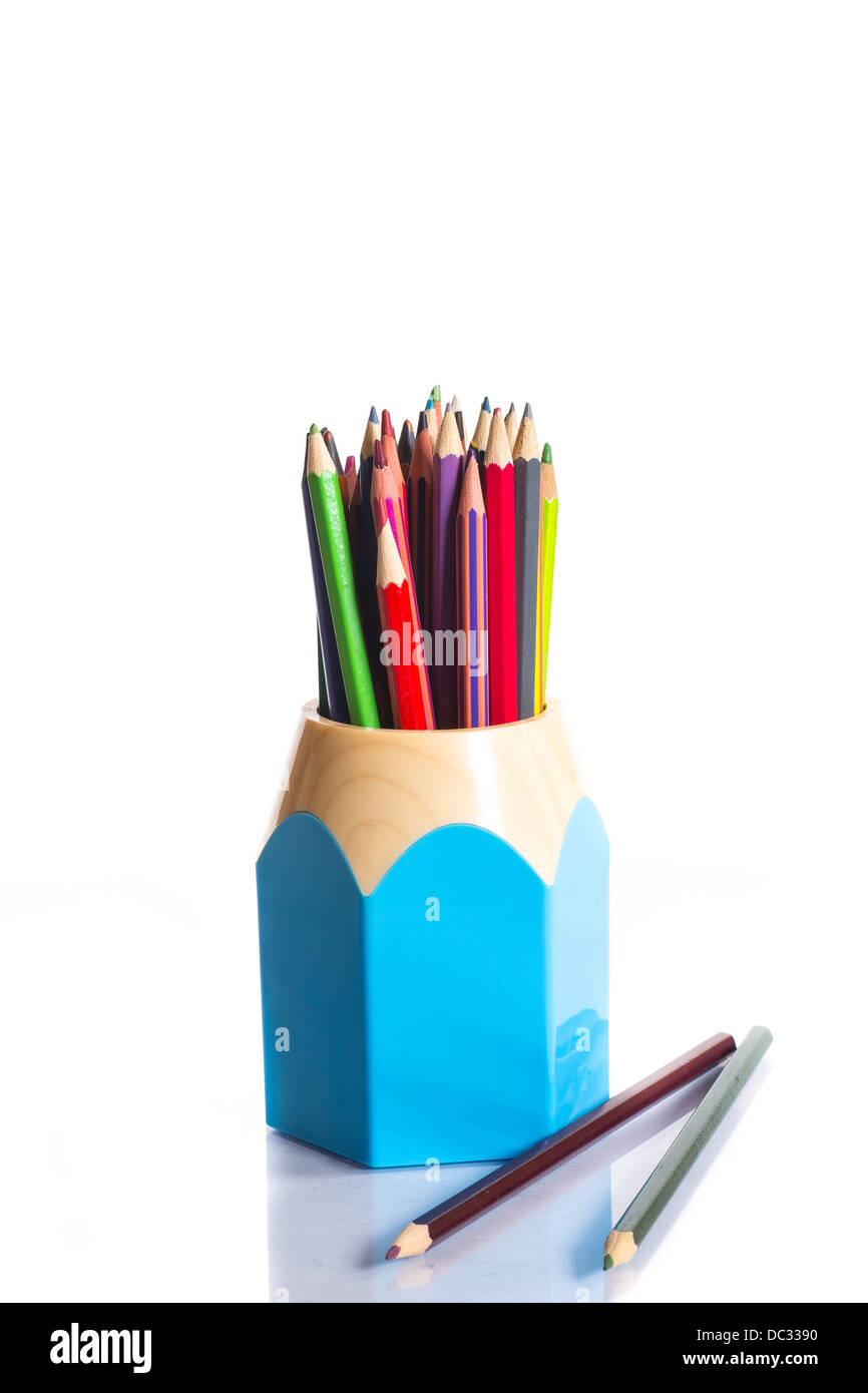 Divers crayons de couleur isolé sur le livre blanc Banque D'Images