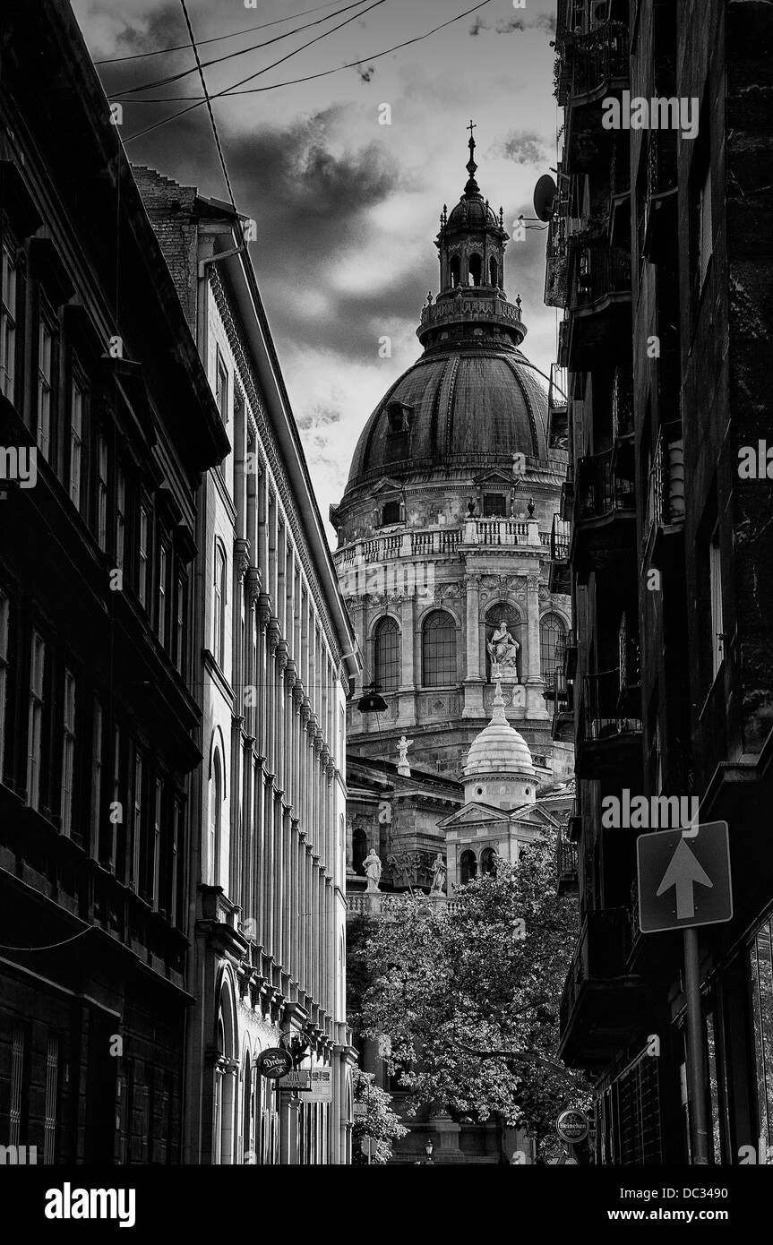 À la recherche de la basilique d'une rue latérale à Budapest Banque D'Images