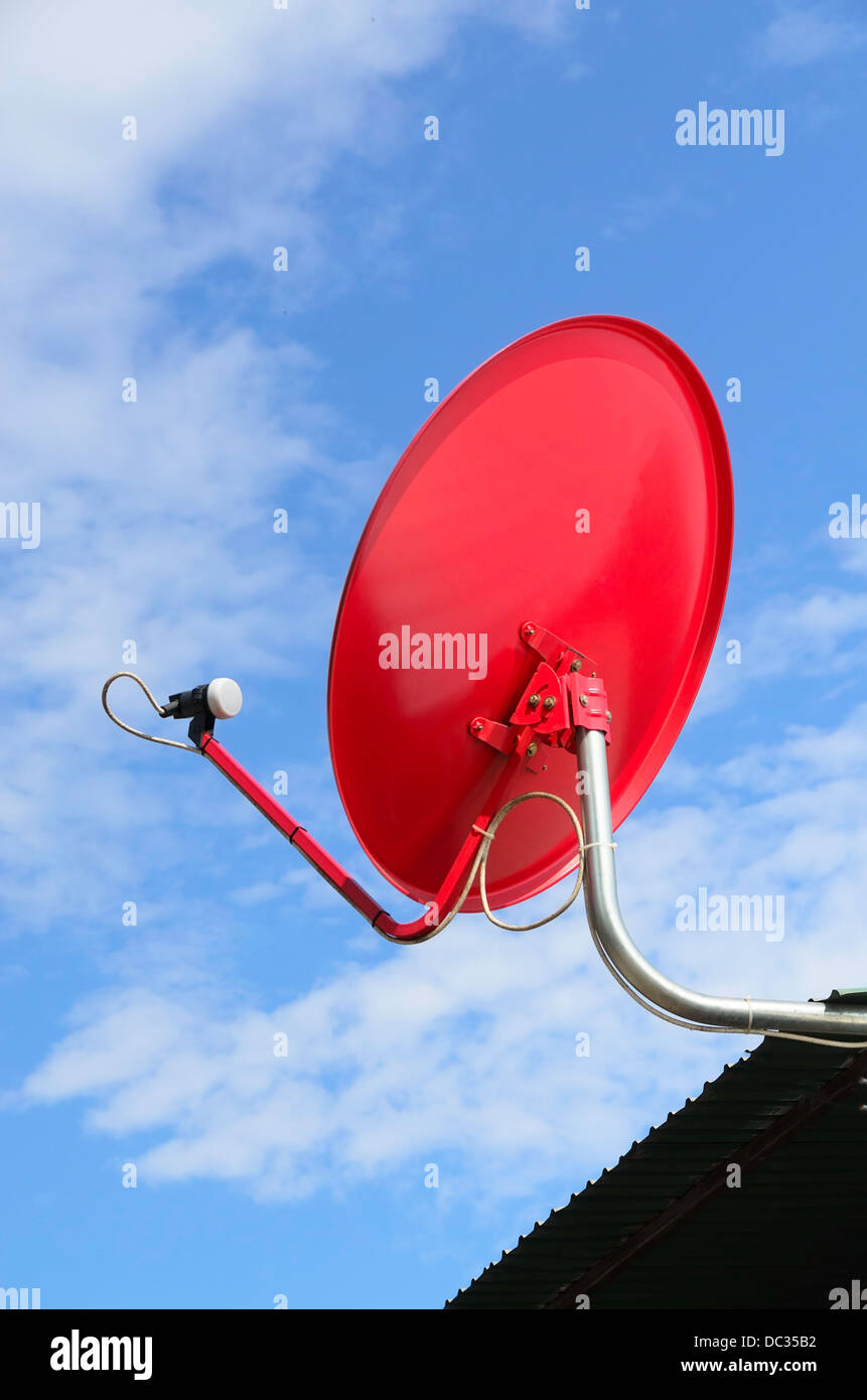 Antenne Satellite et ciel bleu Banque D'Images