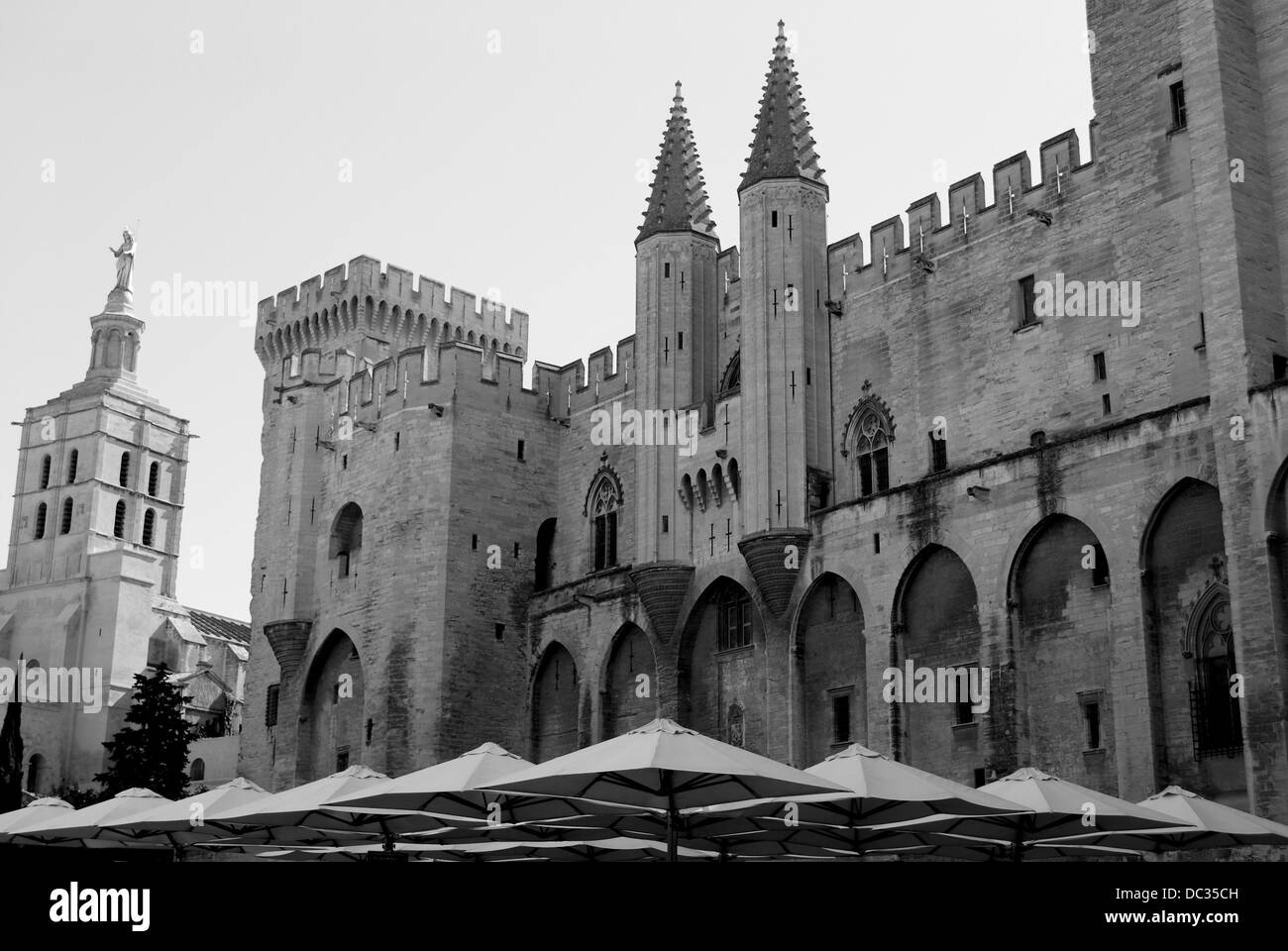 Image en noir et blanc, Palais des Papes à Avignon, Provence, France Banque D'Images