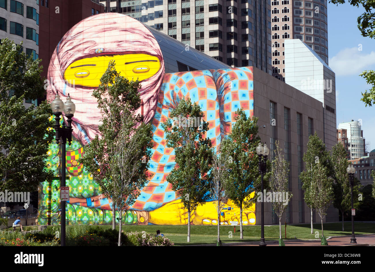 Peinture murale par Otavio et Gustavo Pandolfo, sur un bâtiment ventilation Big Dig, Dewey Square Park, Rose Kennedy Greenway, Boston. Banque D'Images