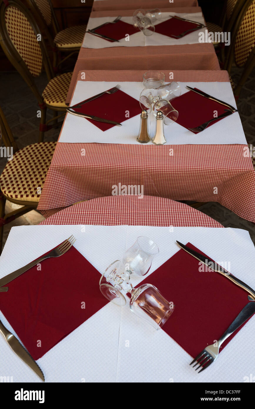 Les paramètres de table classiques au restaurant à Chartres, France Banque D'Images