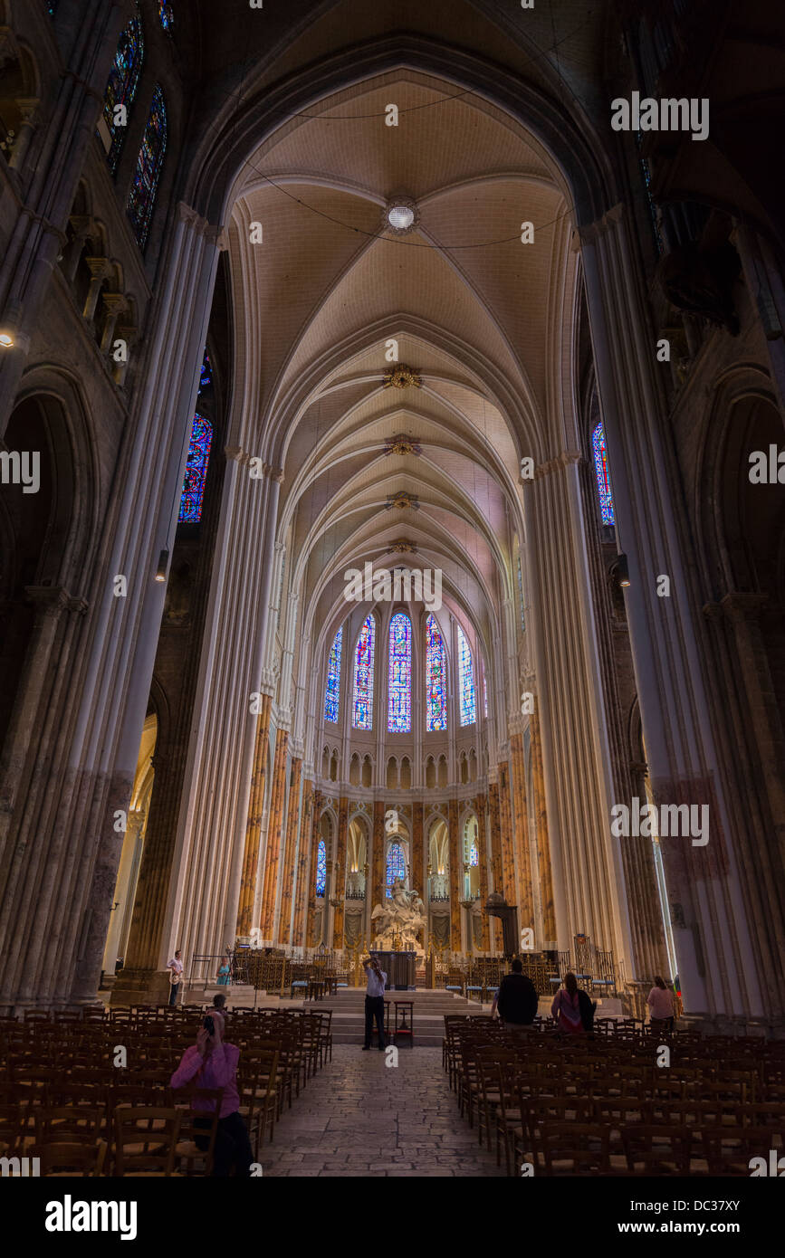 Nef de la cathédrale gothique de Chartres, France Banque D'Images