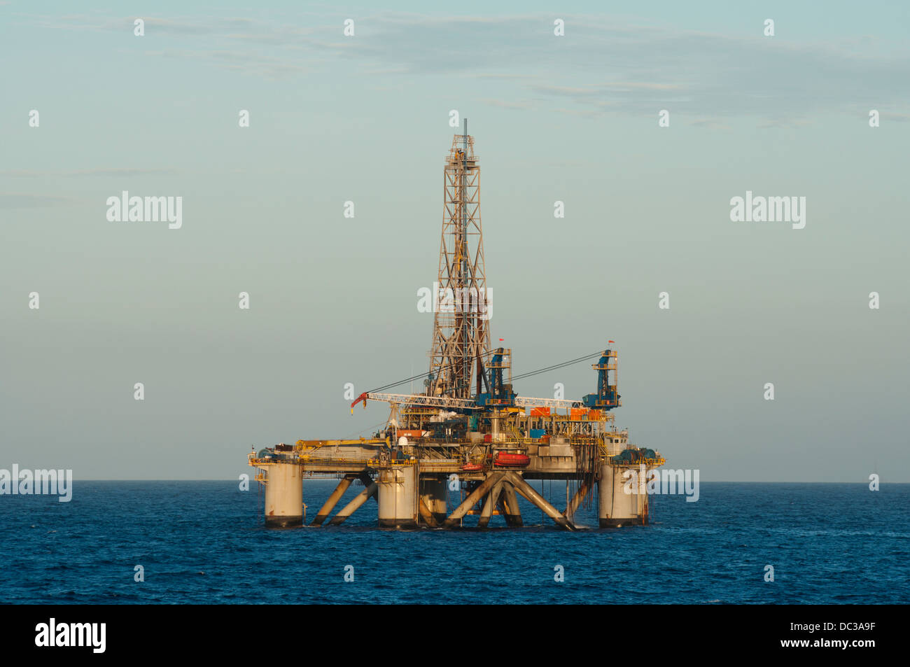 Offshore oil drilling rig Banque D'Images