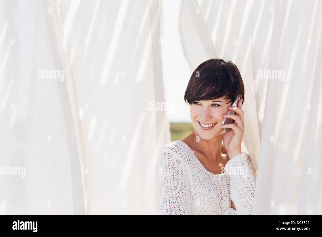 Smiling Woman talking on cell phone Banque D'Images