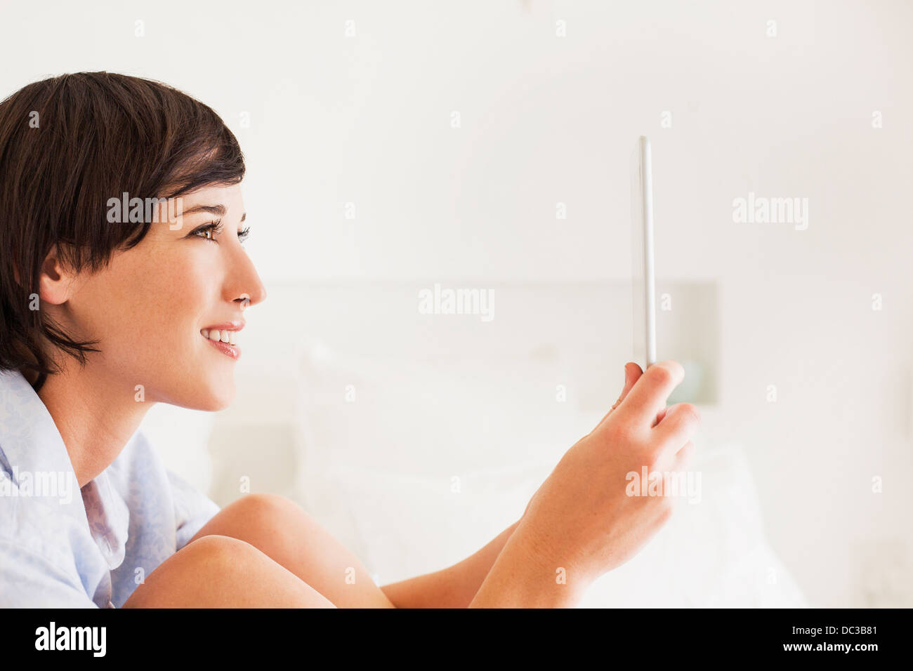 Smiling woman using digital tablet Banque D'Images Smiling woman using digital tablet Banque D'Images