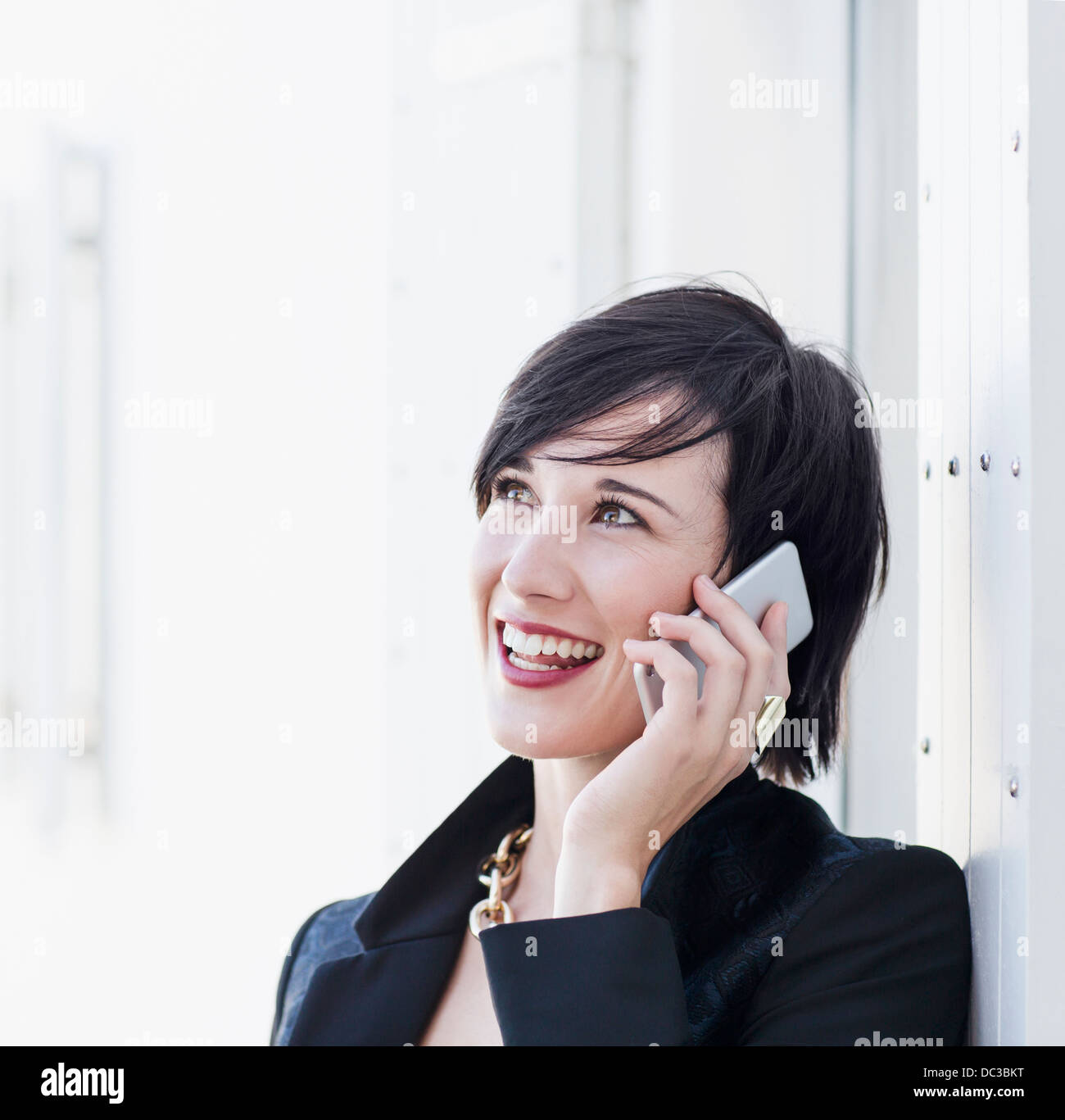 Close up of smiling Woman talking on cell phone Banque D'Images