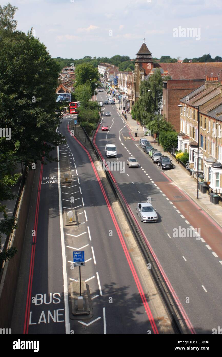 Une vue de dessus d'Archway Road, Highgate, Londres, montrant notamment la gestion du trafic des voies réservées aux autobus. Banque D'Images