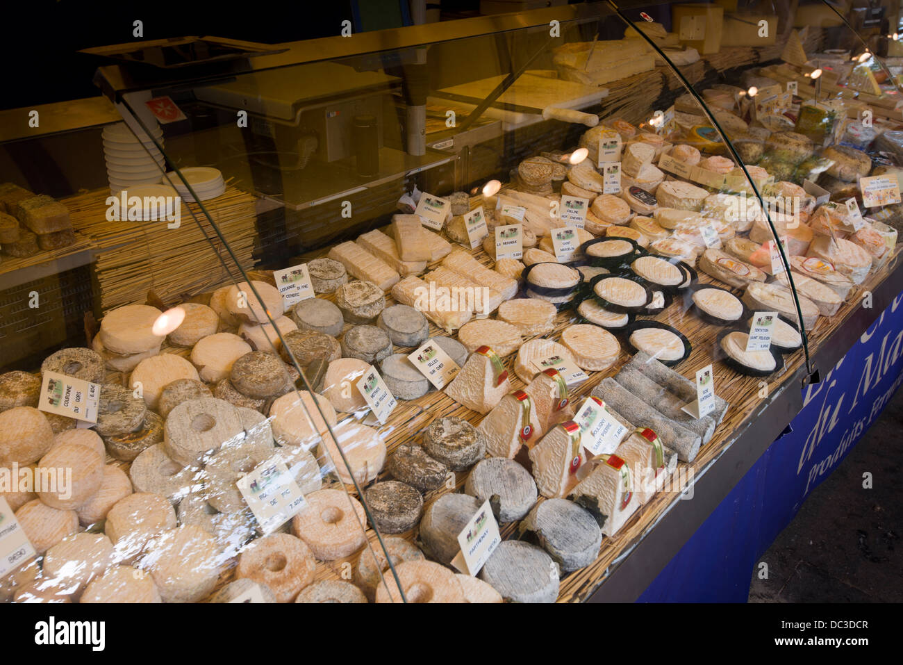 Fromages pour la vente au marché de Paris à la Bastille Banque D'Images