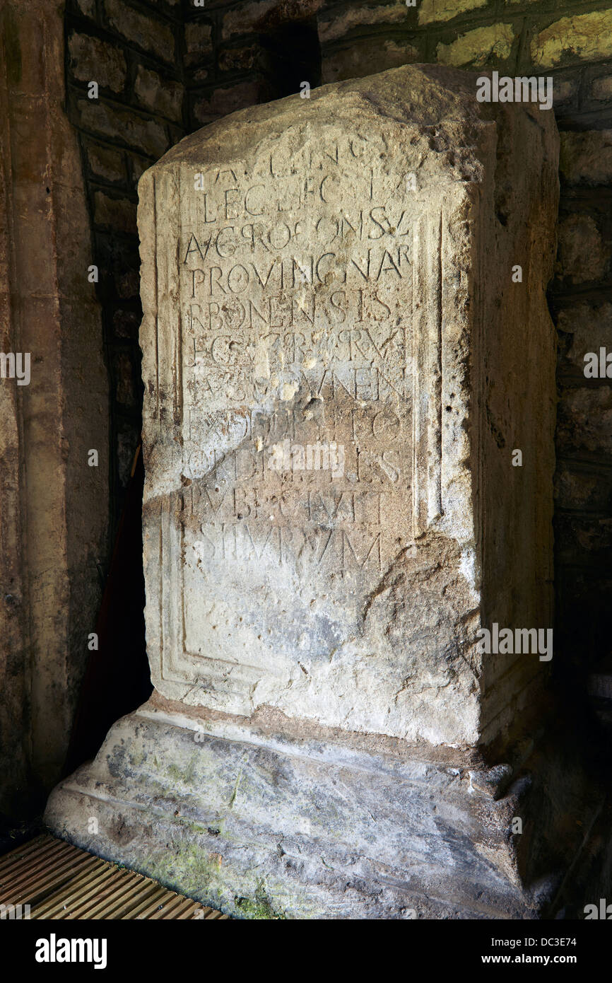 La 'pierre' Silurum Civitas avec l'inscription en latin Paulinus réside dans le porche de l'Église, Caerwent Caerwent, Pays de Galles, Royaume-Uni Banque D'Images