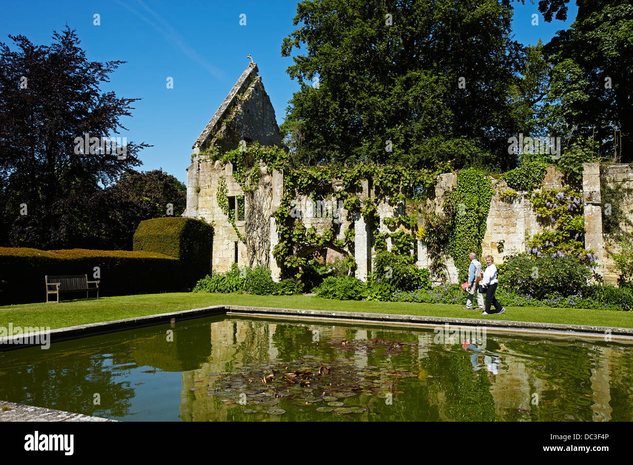 L'étang du poisson et les vestiges de la grange aux dîmes, dans le parc du château de Sudeley près de Winchcombe, Gloucestershire, England, UK Banque D'Images