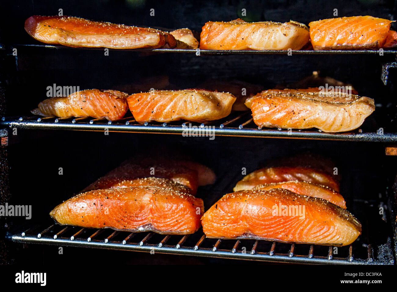 Chinook sauvages (roi) durcissement du saumon dans un fumoir. Banque D'Images