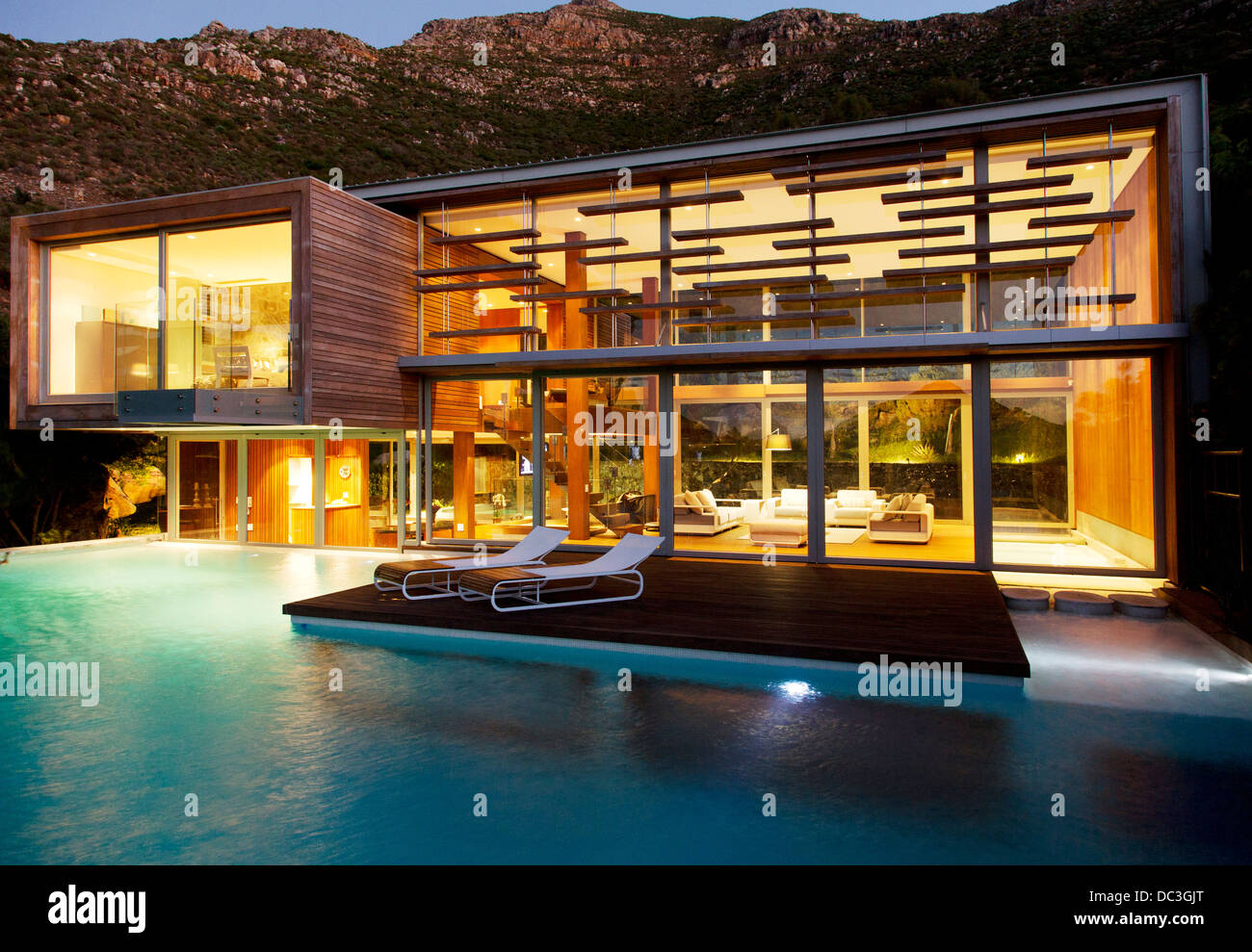 Piscine et maison moderne dans la nuit Banque D'Images