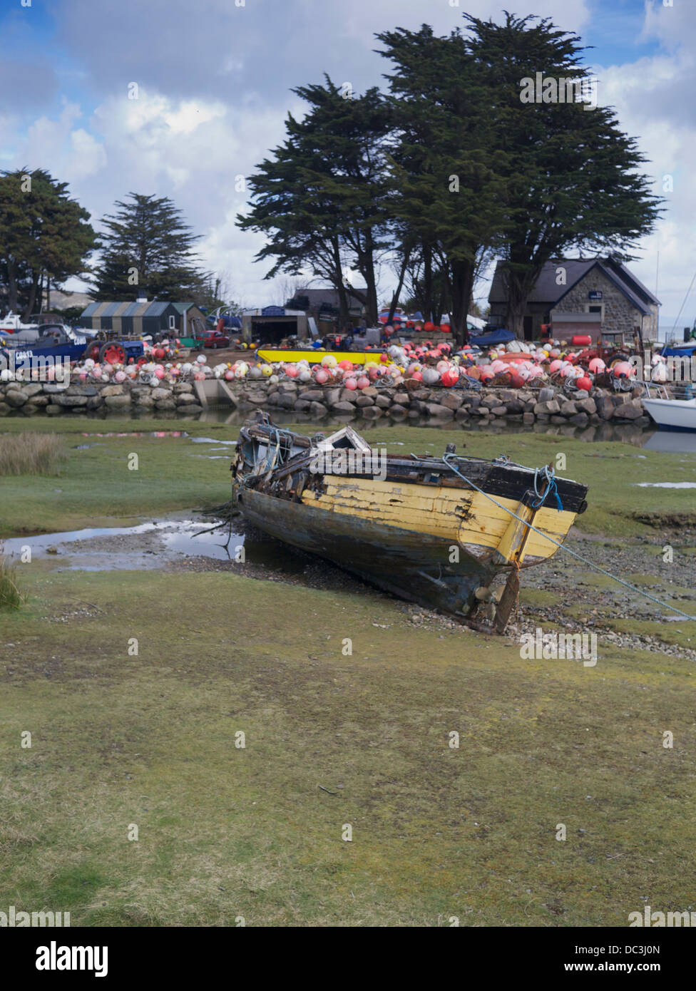 Vieux bateau de pêche en bois construit carvel gravement endommagé dans une tempête récente Banque D'Images