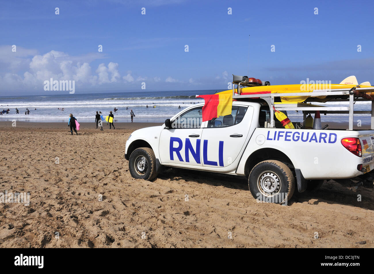 Les sauveteurs et véhicules RNLI en service pour les surfeurs de la célèbre plage de surf de Croyde - North Devon, Angleterre, Royaume-Uni Banque D'Images
