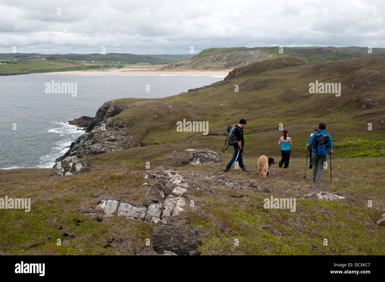 Les promeneurs de chiens en direction de la plage à Torrisdale Bay, sur la côte nord de Sutherland, Ecosse, Royaume-Uni. Banque D'Images