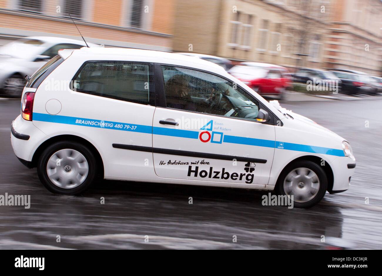 (Dossier) une archive photo datée du 19 février 2013 montre un repas à domicile de l'Paritaetischen vehichle Wohlfahrtsverband à Braunschweig, en Allemagne. Le Paritaetischen Wohlfahrtsverbands a introduit son service de repas à domicile il y a 50 ans. Photo : SEBASTIAN KAHNERT Banque D'Images