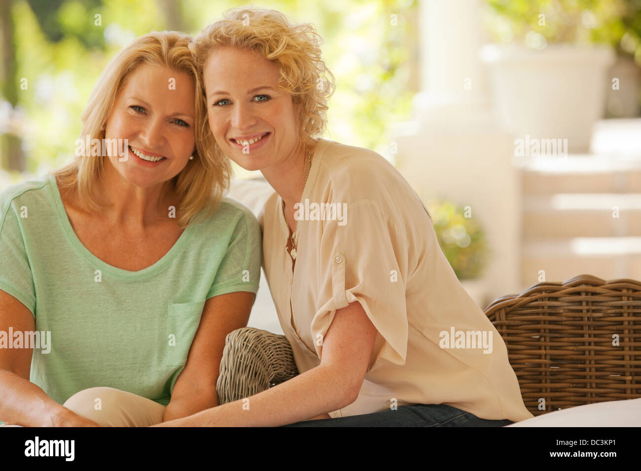 Portrait of smiling mother and daughter on patio Banque D'Images