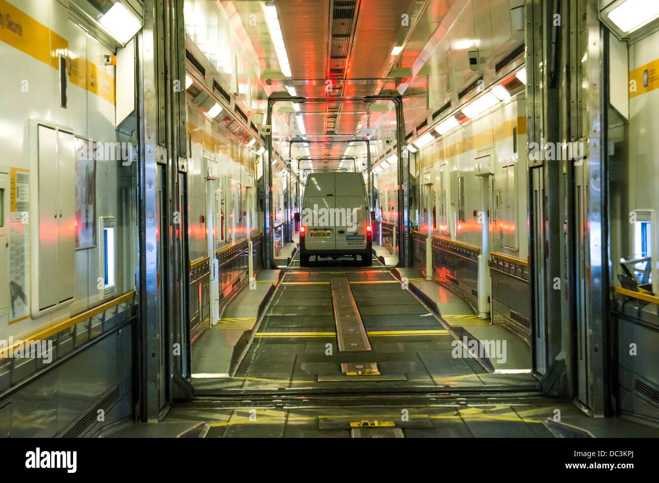 Le Tunnel sous la Manche : à bord d'un train navette Eurotunnel pour les véhicules, à l'Angleterre, au Royaume-Uni, au terminal de Calais, sur la côte nord de la France. Banque D'Images
