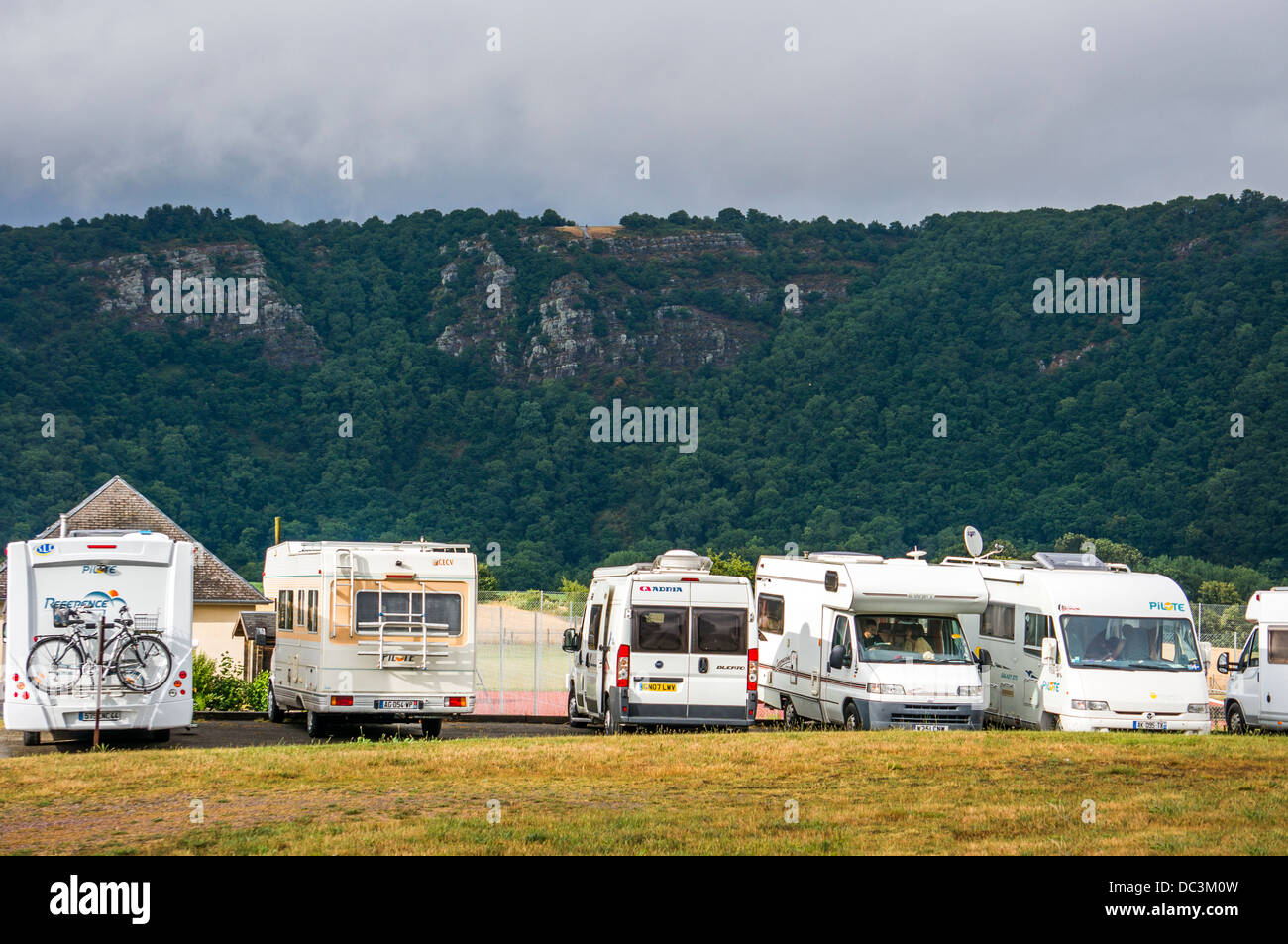 Le camping aire-de-camping-car escale à Clécy, Calvados, Normandie, nord de  la France. Clecy est le 'capital' de la région vallonnée, Suisse Normande  Photo Stock - Alamy