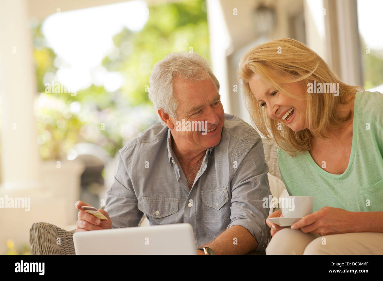 Smiling couple drinking coffee and shopping Banque D'Images