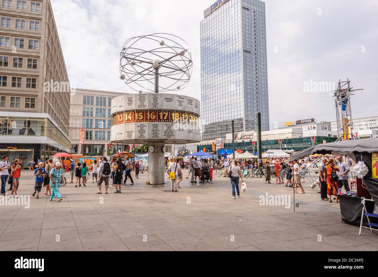 La rue du marché à l'Horloge universelle Urania Berlin Alexanderplatz (Alex), Allemagne Banque D'Images