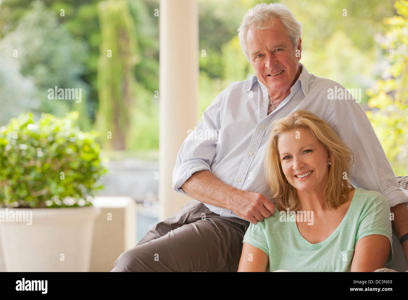 Portrait of smiling couple on porch Banque D'Images