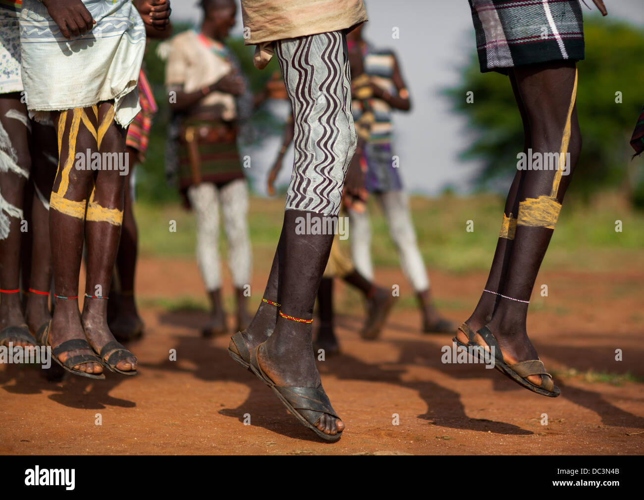Les Guerriers de la tribu Bashada avec peintures corporelles, Dimeka, vallée de l'Omo, Ethiopie Banque D'Images