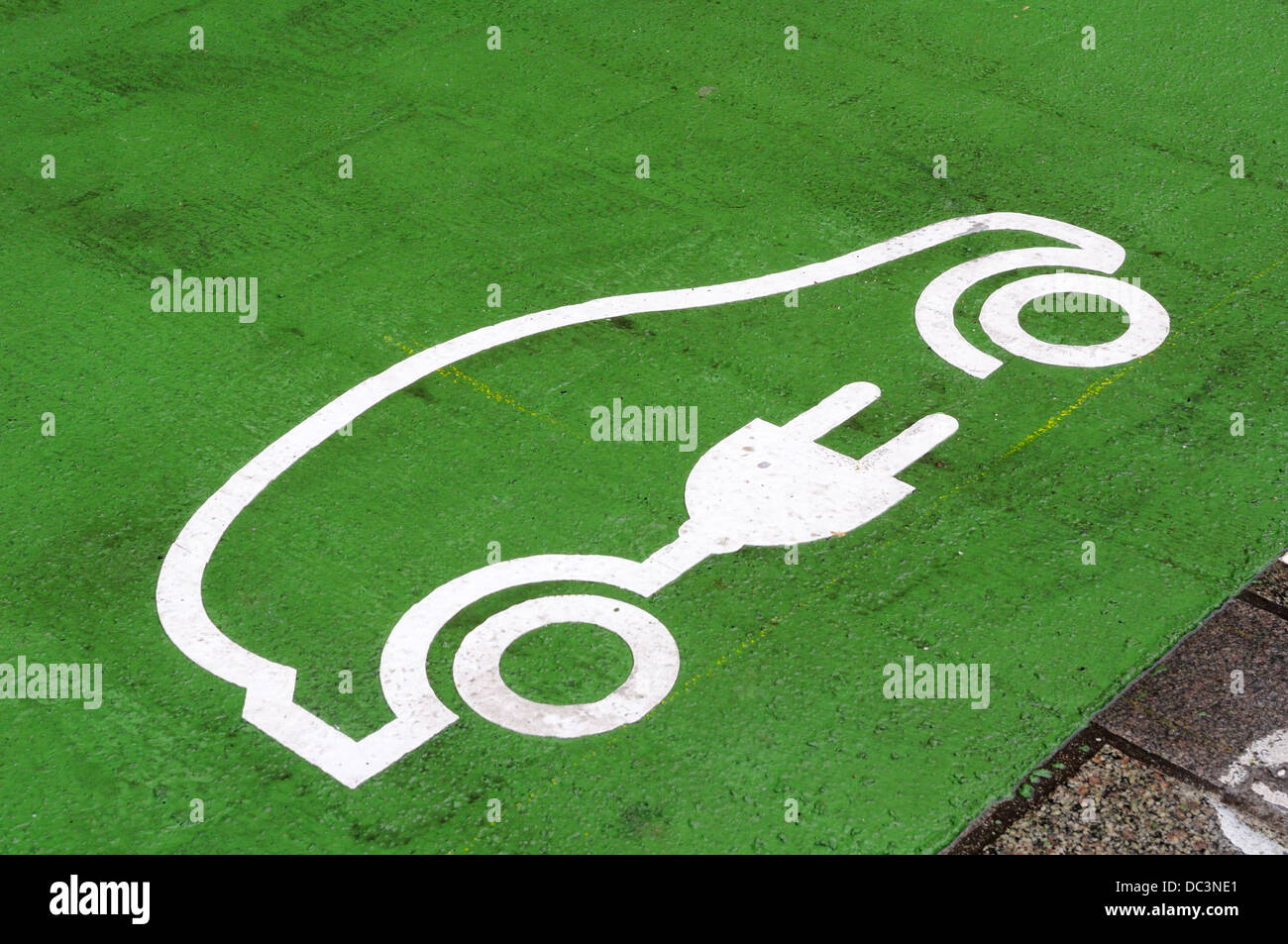 Symbole de charge de voiture électrique pour l'énergie verte peint sur la route pour les propriétaires de voiture électrique. Banque D'Images