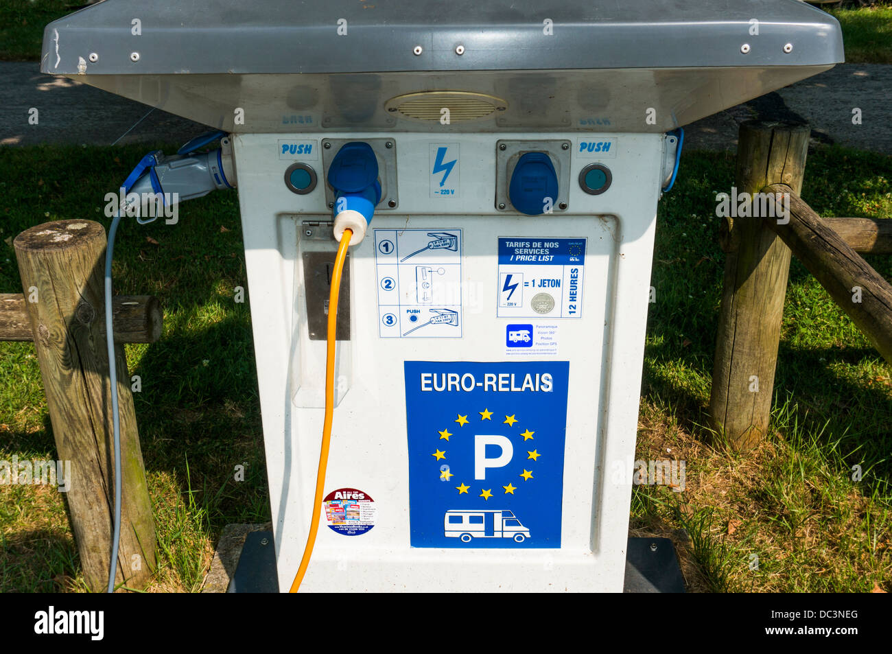 Une offre d'électricité à base de jetons - Euro Relais - pour camping-cars, sur l'aire-de-camping à Saint-Cyprien, en Dordogne, sud-ouest de la France. Banque D'Images