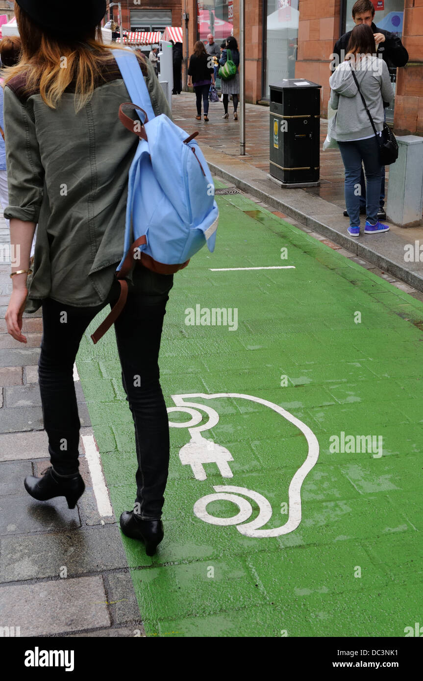 Symbole d'information pour l'énergie verte peint sur la rue de la ville pour les propriétaires de voiture électrique Banque D'Images