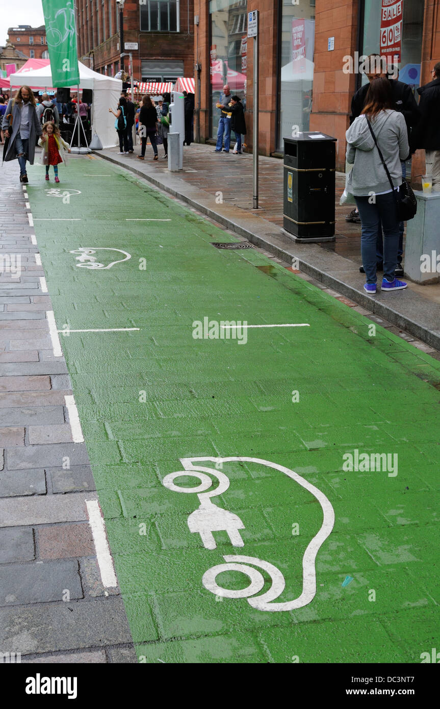 Symbole d'information pour l'énergie verte peinte sur une rue de la ville pour les propriétaires de voiture électrique. Banque D'Images
