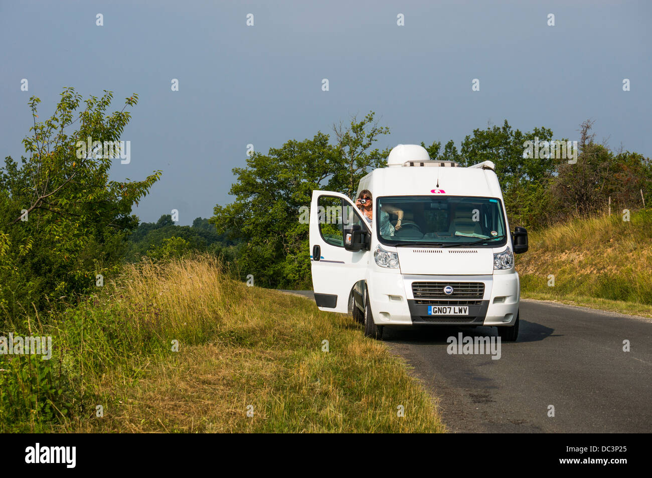 Une dame camping conducteur arrêté au bord de la route pour prendre une photo, dans la région de Trémolat Dordogne, sud ouest de la France, l'Europe. Banque D'Images