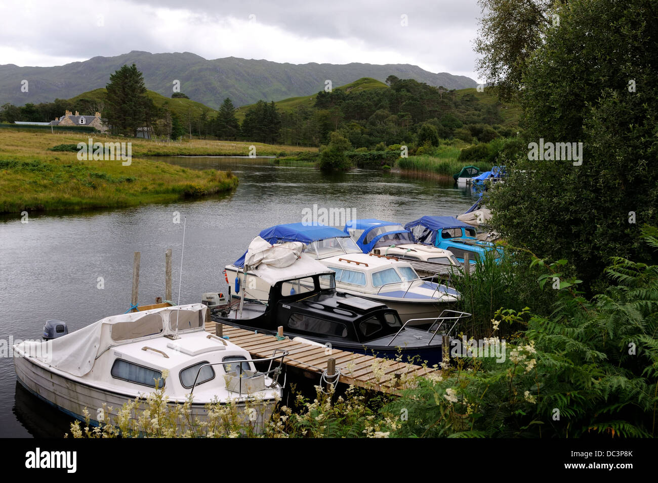 Jetty et petits bateaux sur la rivière Morar, Ecosse, Royaume-Uni Banque D'Images