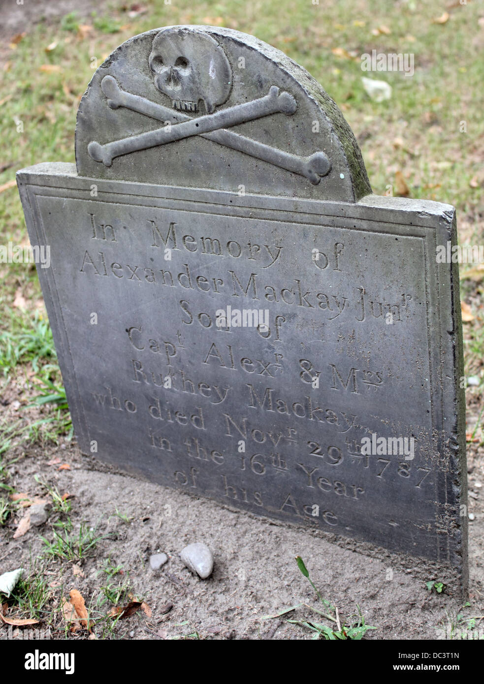 Tête de mort design sur une pierre tombale du 18ème siècle, Granary Burying Ground, Boston, Massachusetts, USA Banque D'Images