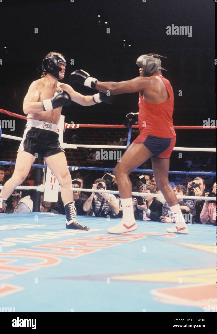 LARRY HOLMES VS Martin Kove 1990.(Image Crédit : © John Barrett/Globe Photos/ZUMAPRESS.com) Banque D'Images