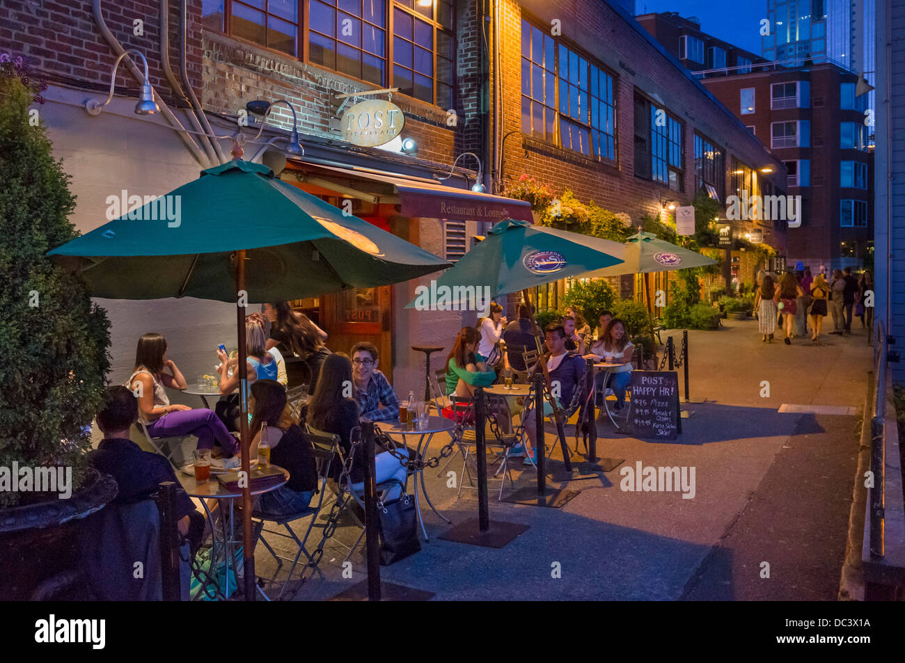 Bars et restaurants le soir, Post Alley derrière le Pike Place Market, Seattle, Washington, USA Banque D'Images