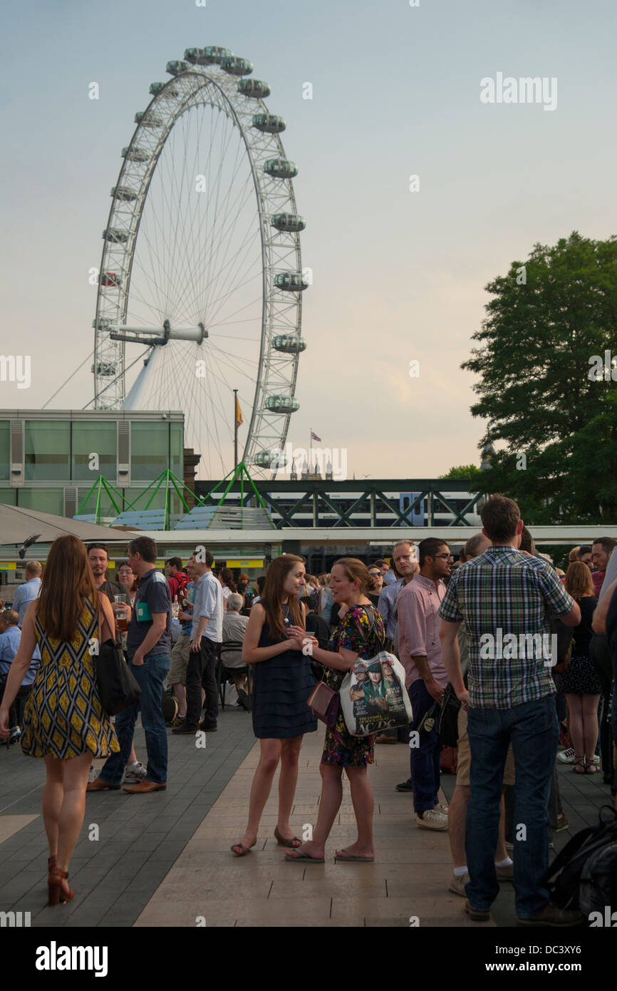 Vue sur le London Eye depuis le SouthBank Centre, Londres, Angleterre, RU, FR. Banque D'Images