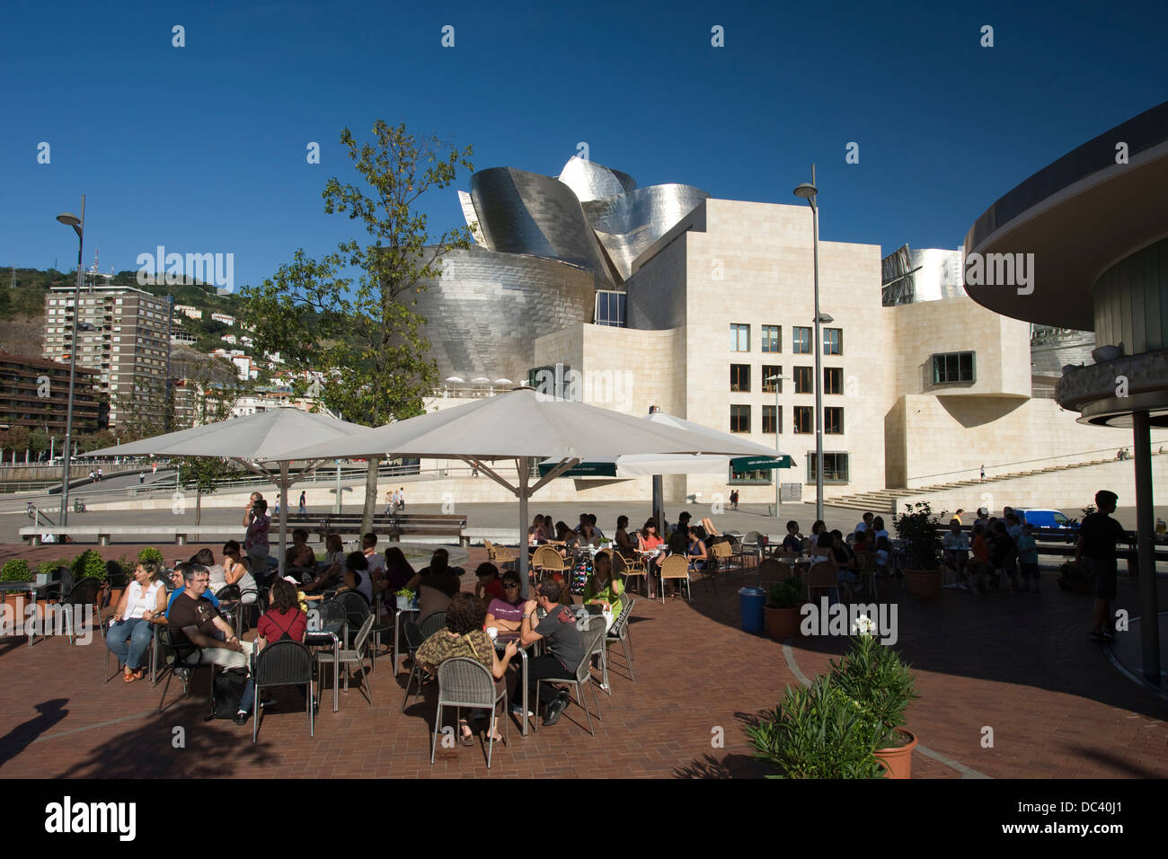 Café EN PLEIN AIR DU MUSÉE GUGGENHEIM D'ART MODERNE (©1997) Frank Gehry Bilbao pays basque espagne Banque D'Images